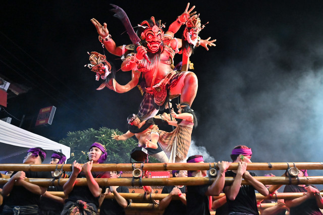 Warga mengarak Ogoh-ogoh jelang Hari Raya Nyepi tahun Saka 1948 di Desa Adat Tuban, Badung, Bali, Rabu (18/3/2026). Foto: Fikri Yusuf/ANTARA FOTO