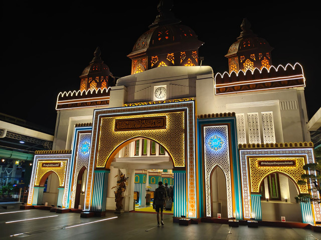 Ornamen kubah dan pilar menghiasi pintu masuk Stasiun Tugu Yogyakarta di momen jelang Lebaran 2026. Dekorasi ini jadi daya tarik penumpang kereta api. Mereka menyempatkan diri berfoto ria sebelum perjalanan, Rabu (18/3). Foto: Arfiansyah Panji Purnandaru/kumparan