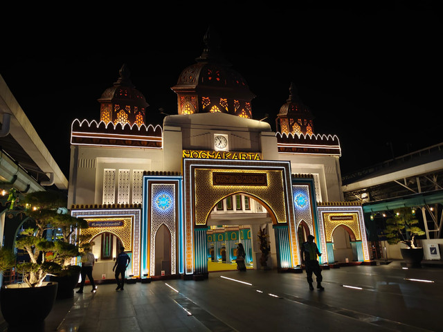 Ornamen kubah dan pilar menghiasi pintu masuk Stasiun Tugu Yogyakarta di momen jelang Lebaran 2026. Dekorasi ini jadi daya tarik penumpang kereta api. Mereka menyempatkan diri berfoto ria sebelum perjalanan, Rabu (18/3). Foto: Arfiansyah Panji Purnandaru/kumparan