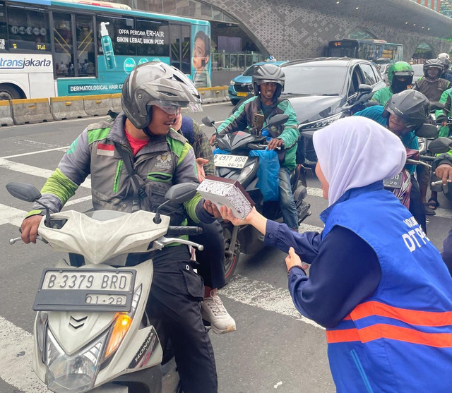 Berbagi Takjil di Kawasan Bundaran Hotel Indonesia (HI) (Sumber : DT Peduli)