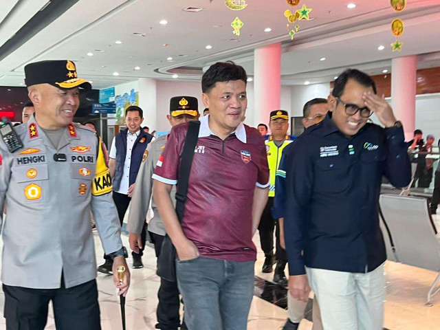 Ketua Komisi III DPR Habiburokhman (tengah) di Pelabuhan Merak, Kamis (19/3/2026). Foto: Nasywa/kumparan