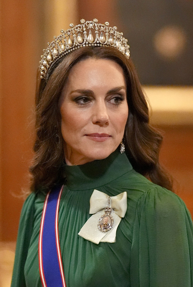 Pertama Kali di 2026, Kate Middleton Kenakan Tiara saat Jamuan Kenegaraan di St George's Hall, Kastil Windsor, Windsor, Rabu (18/3/2026). Foto: Aaron Chown/Pool via REUTERS