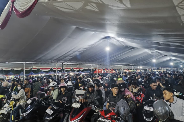 Pemudik sepeda motor menunggu antrean masuk menuju loket tiket di Pelabuhan Ciwandan, Kota Cilegon, Banten, Kamis (19/3/2026).  Foto: kumparan