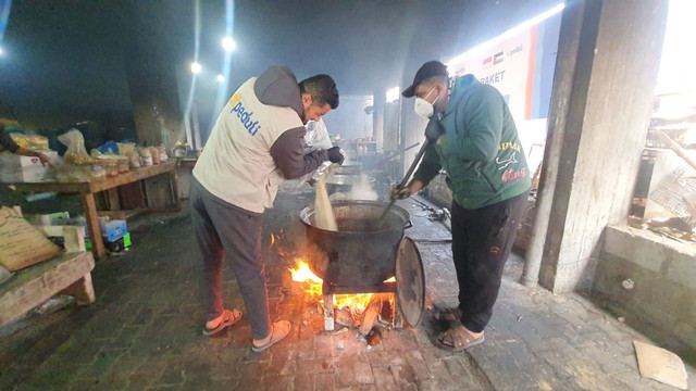 Proses Memasak oleh Relawan DT Peduli di Dapur Umum yang terletak di Gaza (Sumber : DT Peduli)