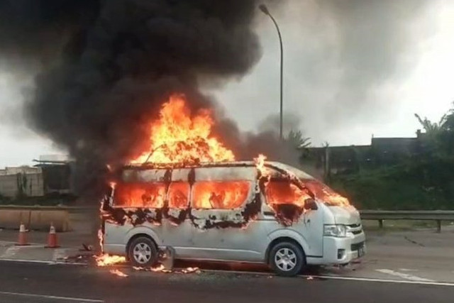 Sebuah minibus terbakar di KM 40 Tol Jakarta-Cikampek, Kamis (19/3/2026). Foto: Dok. Istimewa