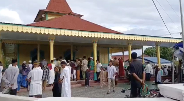 Suasana Salat Id di Masjid Hasan Sulaiman, Desa Hila, Kecamatan Leihitu, Kabupaten Maluku Tengah, menggelar Salat Idul Fitri 1447 Hijriah pada Kamis pagi (19/3). Foto: Istimewa