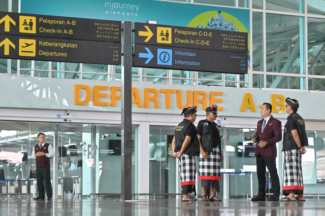 Pecalang atau petugas keamanan adat Bali berkoordinasi dengan petugas keamanan Bandara I Gusti Ngurah Rai saat Hari Raya Nyepi tahun Saka 1948 di wilayah Desa Adat Tuban, Badung, Bali, Kamis (19/3/2026). Foto: Fikri Yusuf/ANTARA FOTO