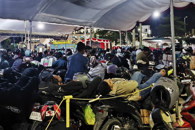 Pemudik tidur di Pelabuhan Ciwandan, Banten, Kamis (19/3/2026). Foto: kumparan