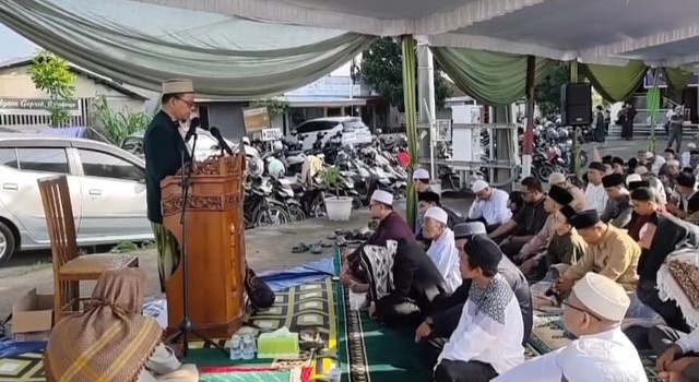 Suasana ceramah Id di halaman Masjid Al-Mustanir, di kawasan Jalan Gubernur H. Bastari, Kecamatan Rambutan, Kabupaten Banyuasin, Kamis (19/3). Foto: Istimewa