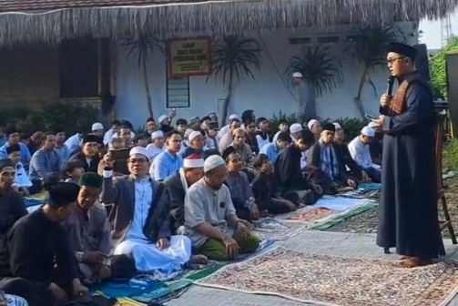 Salat Idul Fitri 1447 H di depan area Rumah Makan Sari Kuring Sunda (SKS), Jalan Juanda, Depok, Kamis (19/3/2026). Foto: kumparan