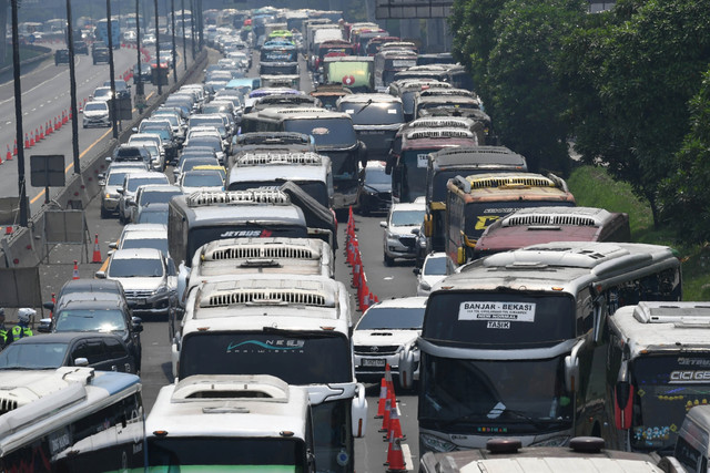 Kendaraan terjebak kemacetan di Jalan Tol Jakarta-Cikampek KM 47, Karawang, Jawa Barat, Kamis (19/3/2026). Foto: Fakhri Hermansyah/ANTARA FOTO