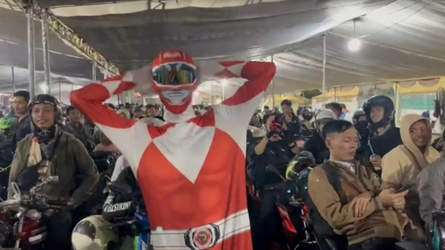 Seorang pemudik berkostum pahlawan super, Aji Pangestu (tengah) menunggu antrean masuk loket tiket di Pelabuhan Ciwandan, Kota Cilegon, Banten, Kamis (19/3/2026). Foto: kumparan