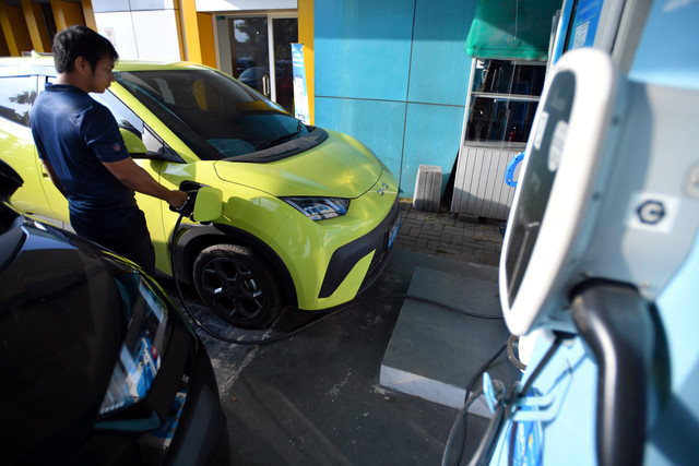 Pelanggan mengisi daya mobil listrik di Stasiun Pengisian Kendaraan Listrik Umum (SPKLU), Medan, Sumatera Utara, Kamis (5/3/2026).  Foto: Yudi Manar/ ANTARA FOTO