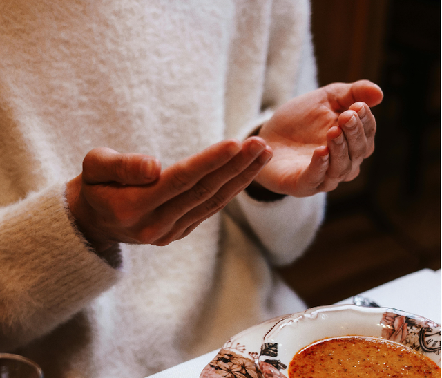 https://www.pexels.com/id-id/foto/berdoa-sebelum-makan-selama-ramadan-36583018/
