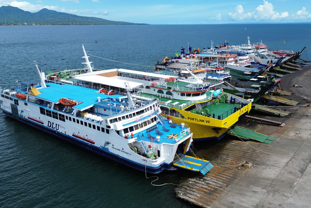 Foto udara sejumlah kapal bersandar di Dermaga Bulusan, Pelabuhan Ketapang, Banyuwangi, Jawa Timur, Kamis (19/3/2026). Foto: Budi Candra Setya/ANTARA FOTO