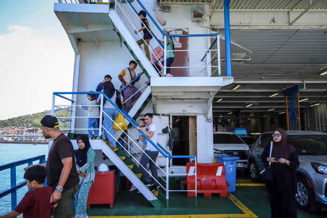 Antrean kendaraan dan pemudik mengular panjang di kawasan Pelabuhan Merak, Kota Cilegon, Banten, Kamis (19/3/2026). Kepadatan terjadi akibat tingginya volume pemudik yang hendak menyeberang menuju Bakauheni, Lampung. Foto: Iqbal Firdaus/kumparan