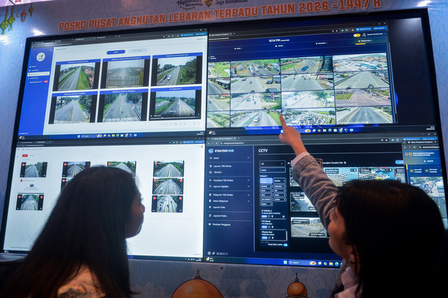 Petugas memantau pergerakan arus mudik melalui layar CCTV di Posko Pusat Angkutan Lebaran Terpadu 2026 di Kantor Kementerian Perhubungan, Jakarta, Kamis (19/3/2026). Foto: Putra M. Akbar/ANTARA FOTO 