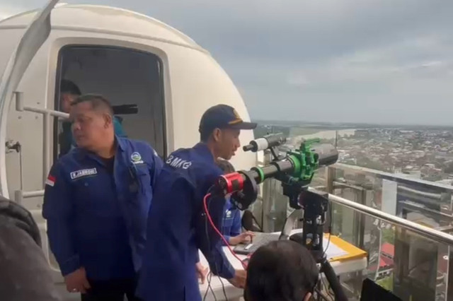 Petugas BMKG mengamati posisi hilal di Observatorium Menara Iqra, kampus Unismuh, Makassar, Sulawesi Selatan, Kamis (19/3/2026). Foto: kumparan