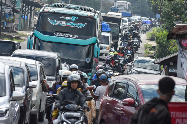 Kendaraan pemudik antre melintas saat puncak arus mudik H-2 Lebaran di Jalan Gentong Bawah, Kabupaten Tasikmalaya, Jawa Barat, Kamis (19/3/2026). Foto: Adeng Bustomi/ANTARA FOTO