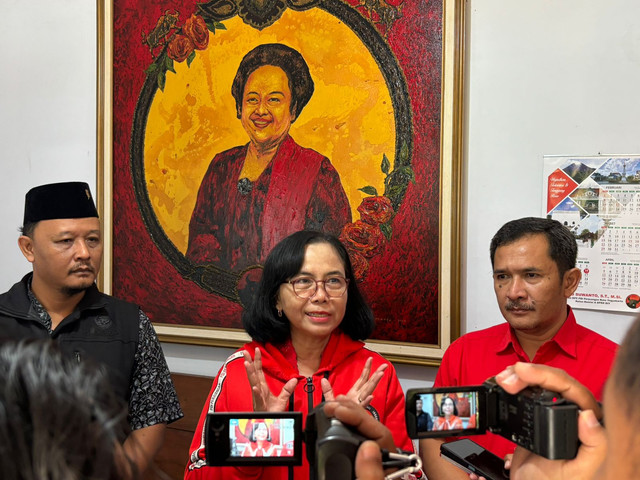 Ketua DPP PDIP Perjuangan (tengah) didampingi Ketua DPC PDIP Kota Yogya, Eko Suwanto, saat memberi keterangan pers di kantor DPC PDIP, Rabu (18/3). Foto: Mawar BS