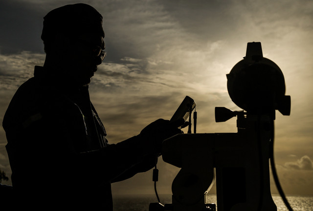 Petugas Badan Meteorologi dan Geofisika (BMKG) mengamati posisi hilal dengan alat teleskop di Gedung Observasi Hilal BMKG Kelurahan Afe Taduma, Ternate, Maluku Utara, Kamis (19/3/2026).  Foto: Andri Saputra/ANTARA FOTO