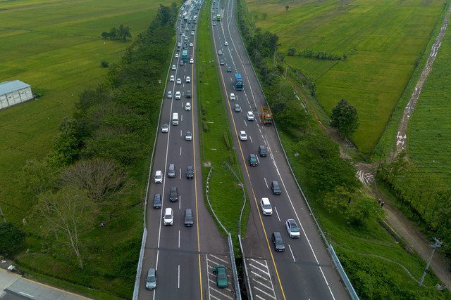 Foto udara sejumlah kendaraan melintas di ruas tol Cikopo-Palimanan (Cipali), Majalengka, Jawa Barat, Kamis (19/3/2026). Foto: Dedi Suwidiantoro/ANTARA FOTO