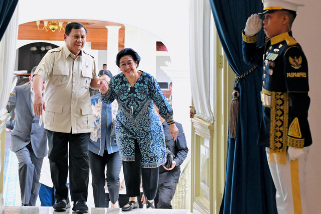 Presiden Prabowo Subianto (kiri) berjalan bersama Presiden ke-5 RI Megawati Soekarnoputri saat melakukan pertemuan di Istana Merdeka, Jakarta, Kamis (19/3/2026). Foto: BPMI Setpres/Laily Rachev