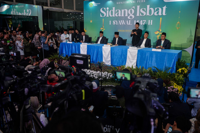 Menteri Agama Nasaruddin Umar (ketiga kiri) didampingi Muhammad Syafi'i, Marwan Dasopang, Cholil Nafis, dan Abu Rokhmad menyampaikan hasil Sidang Isbat 1 Syawal 1447 Hijriah di Jakarta, Kamis (19/3/2026). Foto: Putra M. Akbar/ANTARA FOTO 