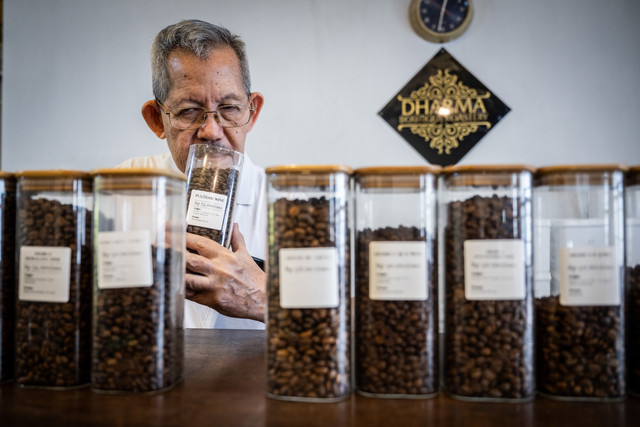 Pemilik rumah kopi Dharma Boutique Roastery generasi ketiga Hidayat Basuki Dharmowiyono mencium aroma biji kopi yang siap jual di Dharma Boutique Roastery, Wotgandul Barat, Kranggan, Semarang, Jawa Tengah, Kamis (19/3/2026).  Foto: Bayu Pratama S/ANTARA FOTO