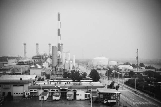 Salah satu instalasi pengolahan minyak dan gas alam di Iran sebelum serangan Amerika Serikat-Israel. Foto: Abdolhassan Fazeli/Unsplash