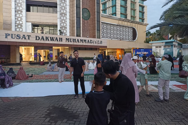 Umat muslim bersiap melaksanakan salat Idul Fitri 1447 H di Halaman Gedung Pimpinan Pusat Muhammadiyah, Jakarta Pusat, Jumat (20/3/2026).  Foto: Nauval Pratama/kumparan