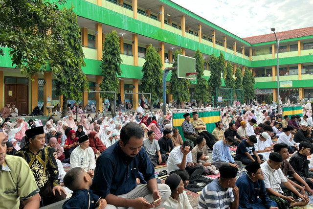 Umat muslim bersiap melaksanakan salat Idul Fitri 1447 H di Perguruan Muhammadiyah Setiabudi Pamulang, Tangerang Selatan, Jumat (20/3/2026). Foto: Reza Aditya Ramadhan/kumparan