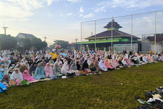 Umat muslim bersiap melaksanakan salat Idul Fitri 1447 H di Lapangan PSP, Sawangan, Kota Depok, Jumat (20/3/2026). Foto: Rizki Baiquni Pratama/kumparan