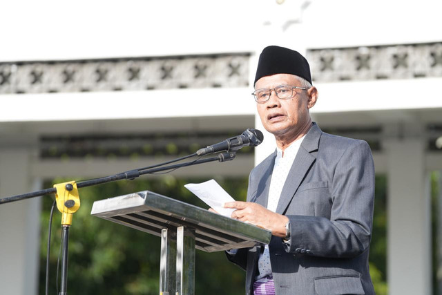 Ketua Umum PP Muhammadiyah Haedar Nashir menyampaikan khutbah salat Idul Fitri 1447 H di Lapangan Universitas Muhammadiyah Yogyakarta (UMY), Yogyakarta, Jumat (20/3/2026). Foto: PP Muhammadiyah
