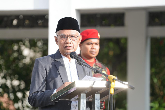 Ketua Umum PP Muhammadiyah Haedar Nashir menyampaikan khutbah salat Idul Fitri 1447 H di Lapangan Universitas Muhammadiyah Yogyakarta (UMY), Yogyakarta, Jumat (20/3/2026). Foto: PP Muhammadiyah