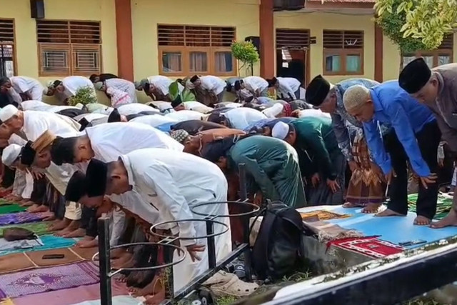 Umat muslim melaksanakan salat Idul Fitri 1447 H di kompleks pendidikan Muhammadiyah, kawasan Wara, Kota Ambon, Jumat (20/3/2026). Foto: kumparan