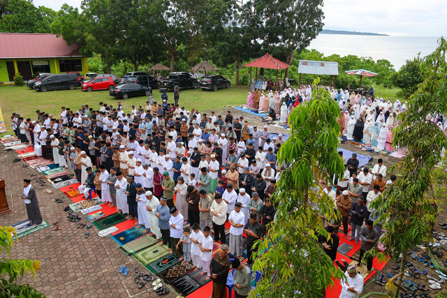 Umat muslim melaksanakan salat Idul Fitri 1447 H di Lapangan kampus STKIP Muhammadiyah Manokwari, Papua Barat, Jumat (20/3/2026). Foto: Chairil Indra/ANTARA FOTO