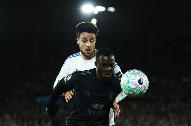 Pemain Sunderland Habib Diarra berebut bola dengan pemain Leeds United Ilia Gruev pada pertandingan Liga Inggris di Elland Road, Leeds, Inggris, pada 3 Maret 2026. Foto: Lee Smith/REUTERS