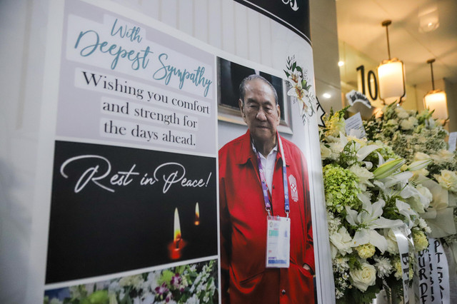 Petugas merapikan karangan bunga atas wafatnya pemilik Grup Djarum Michael Bambang Hartono di Rumah Duka Grand Heaven, Pluit, Jakarta, Jumat (20/3/2026). Foto: Iqbal Firdaus/kumparan