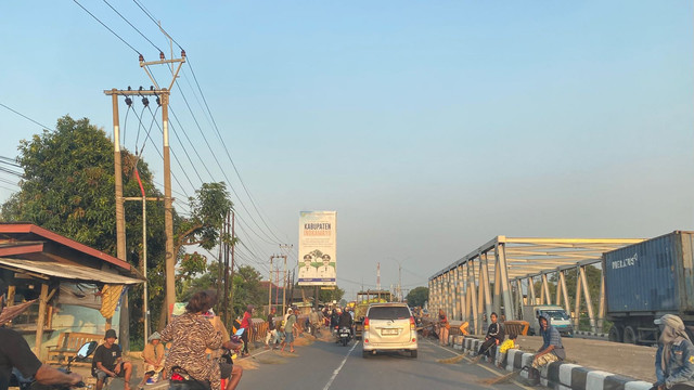 Suasana penyapu koin berjejer di Jembatan Sewo, perbatasan Subang-Indramayu, menjelang Lebaran 2026. Foto: Refaliza Ailiyah (Dok.Pribadi).