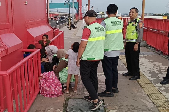 Polisi selamatkan wanita yang hendak lompat di Jembatan Ampera, Palembang, Sulawesi Selatan, Rabu (18/3/2026). Foto: Dok. Istimewa