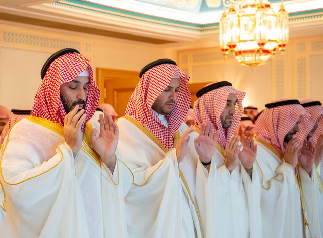 Pangeran MBS (kiri) salat Idul fitri di Kompleks Masjidil Haram, 20/3/2026. Foto: Dok. Makkah Region