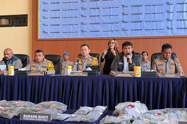 Polres Metro Jakarta Pusat menunjukkan barang bukti yang diamankan dari tersangka jaringan narkotika lintas daerah Medan-Jakarta, Jumat (20/3/2026). Foto: Polres Jakarta Pusat