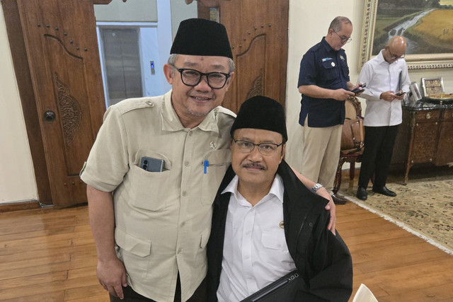 Menteri Sosial sekaligus Sekjen PBNU Saifullah Yusuf (Gus Ipul) bersama Mendikdasmen sekaligus Sekum Muhammadiyah Abdul Mu'ti. Foto: Kemensos RI