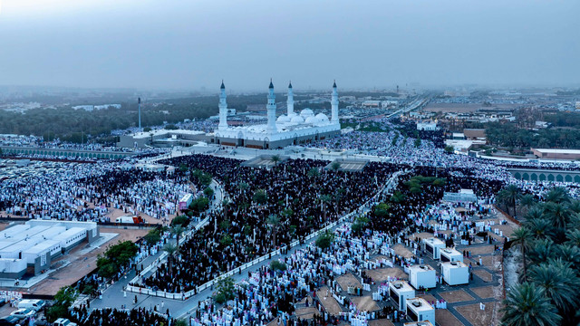 Jemaah membanjiri Masjid Quba di Madinah untuk menunaikan salat Idul Fitri, Jumat (20/3/2026). Foto: X/ @imarat_almadina