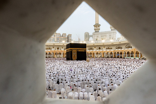Jutaan umat muslim melaksanakan salat Idul Fitri 1447 H di Masjidil Haram, Makkah, Arab Saudi, pada Jumat (20/3/2026).  Foto: AFP