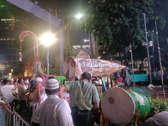 Suasana keramaian malam takbiran di Bundaran Hi, Jakarta, Jumat (20/3).  Foto: Ryan Iqbal/kumparan