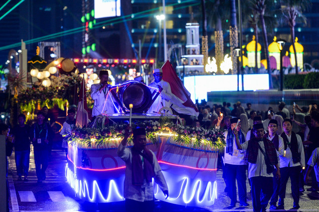 Peserta mengendarai mobil hias saat Eid Mubarak Jakarta: Rhythm of Fountain di kawasan Bundaran HI, Jakarta, Jumat (20/3/2026). Foto: Putra M. Akbar/ANTARA FOTO 