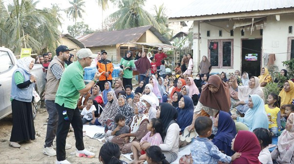 Dompet Dhuafa bersama PT Dexa Medica-melalui salah satu brandnya, STIMUNO, menyalurkan langsung sejumlah bantuan bagi penyintas banjir di Kecamatan Rantau, Kabupaten Aceh Tamiang pada Kamis (5/3/2026).
