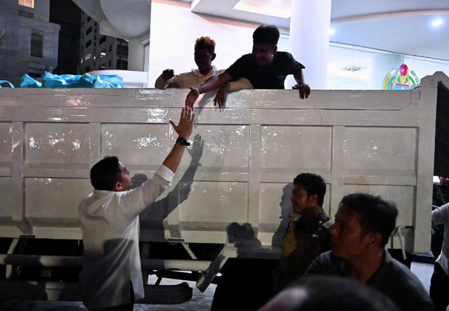 Seskab Teddy dan Bobby Nasution membagikan sembako di Medan. Foto: Dok Sekretariat Kabinet